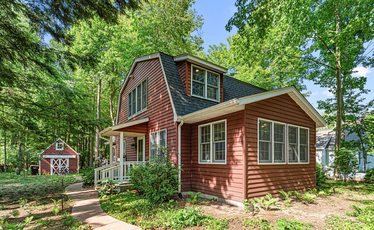The perfect red cottage for lake-lovers.