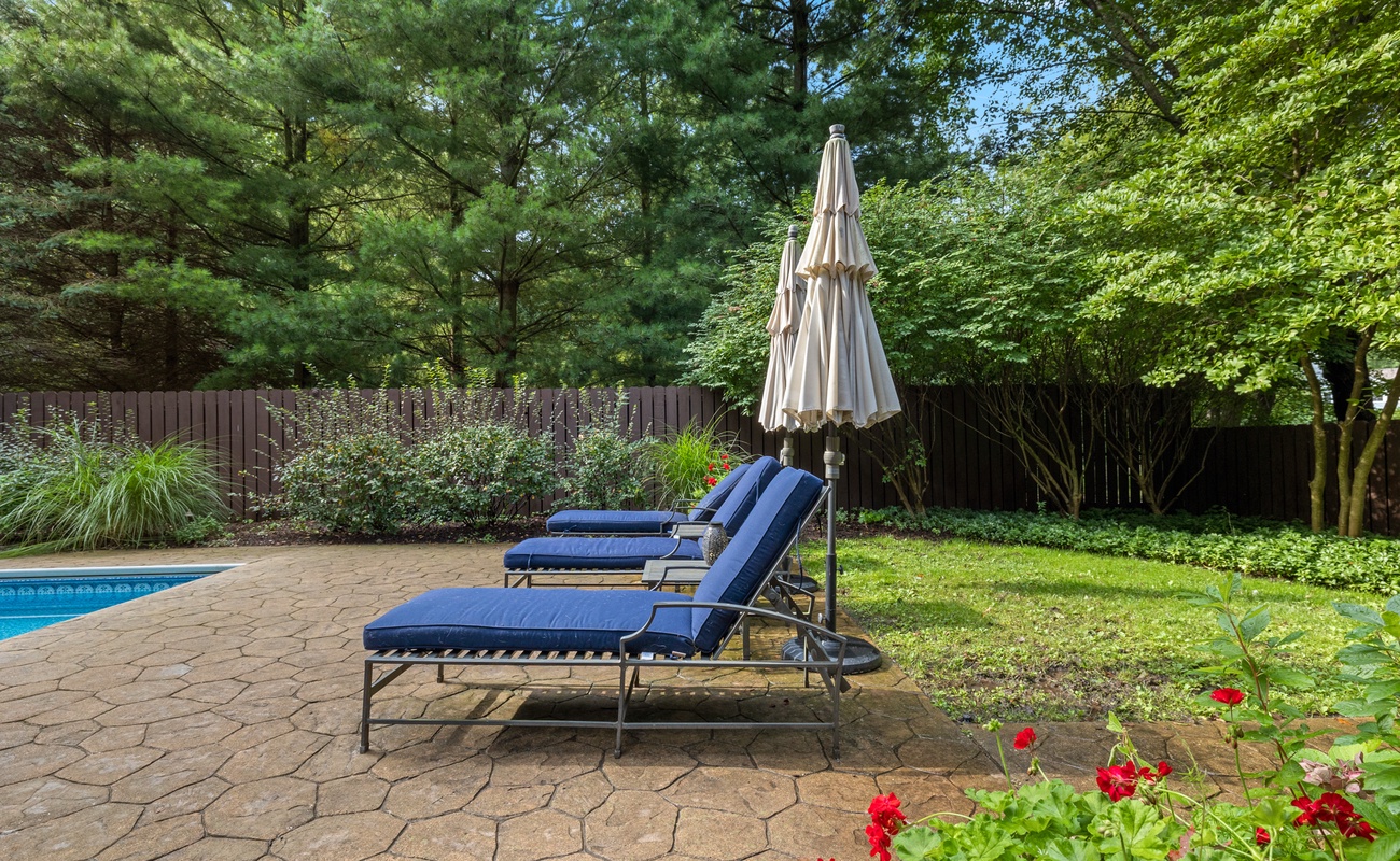 Comfortable loungers can be enjoyed with direct sun or shade with umbrellas.