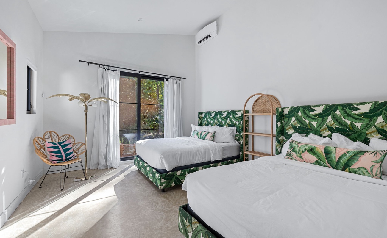 Bedroom 3 has 2 queen-size beds.