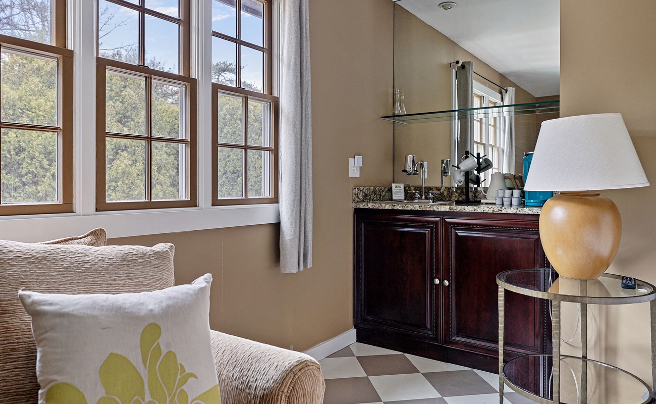 We're thinking every guest stepping into this bathroom inwardly says, WOWZA!