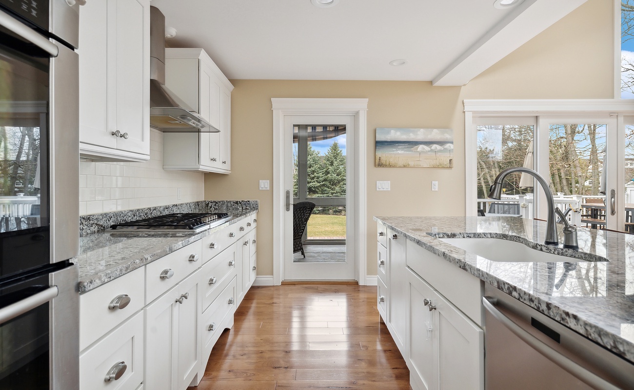 With top-of-the-line appliances and ample counter space, this kitchen is a chef’s dream come true!