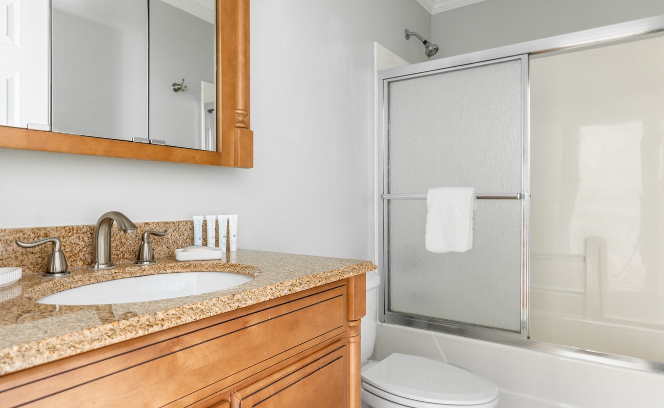 Whether it's a quick rinse or a long soak, this full bathroom has you covered.