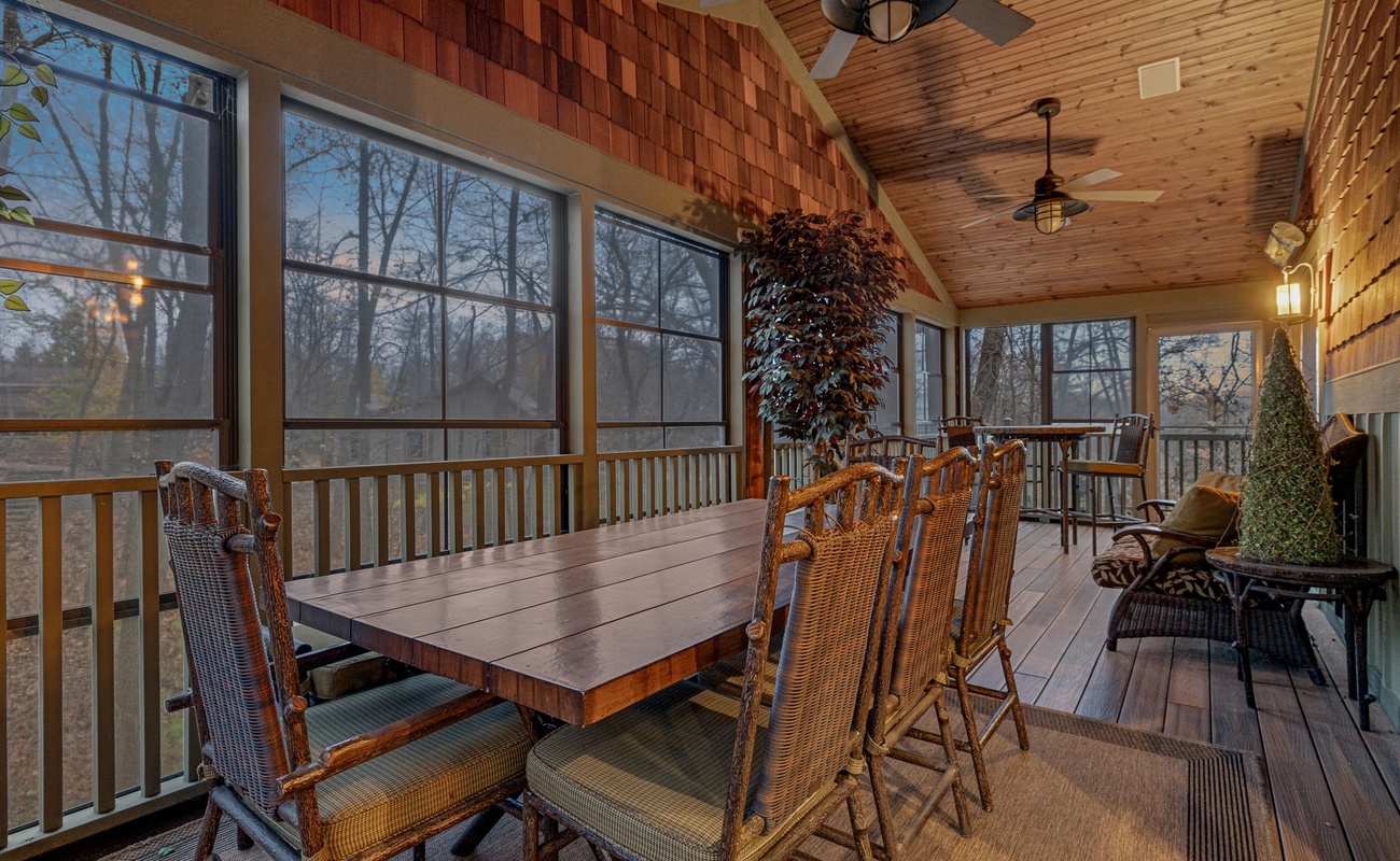 Evening dinners with a breeze and a view? This is the definition of perfection.