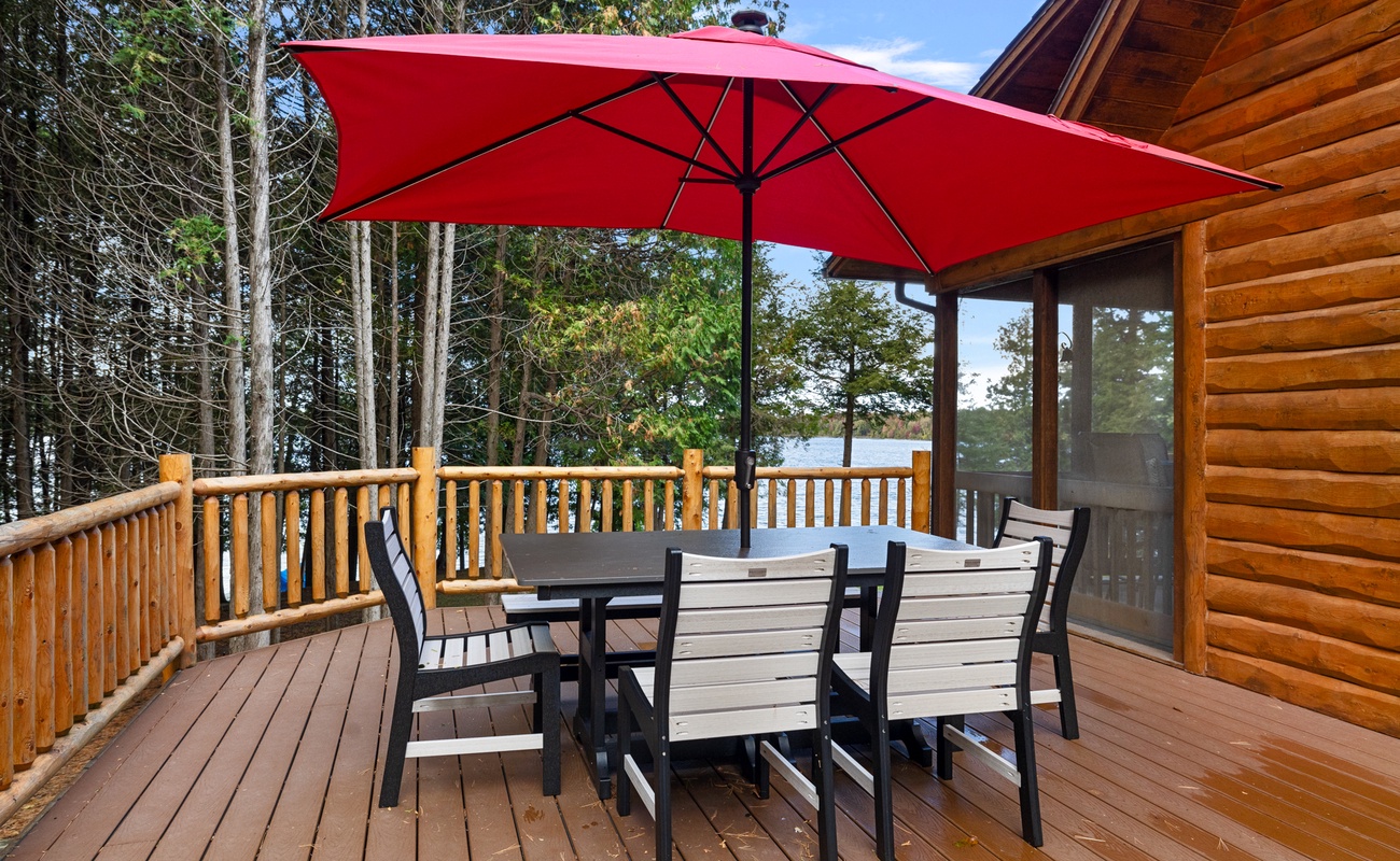 Alfresco meals with a lake view always taste better!