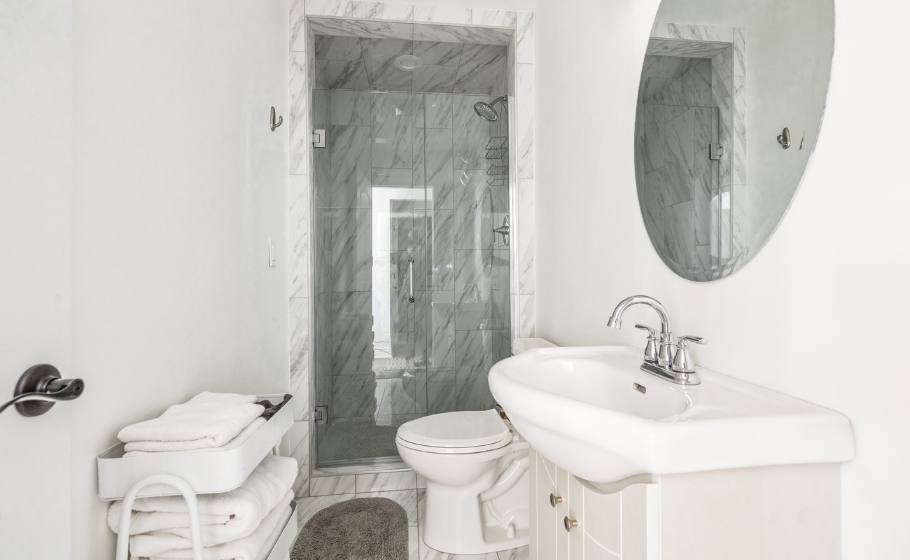 Tidy towels, moody marble, and a shower that’s seen some Grammy-worthy solos.