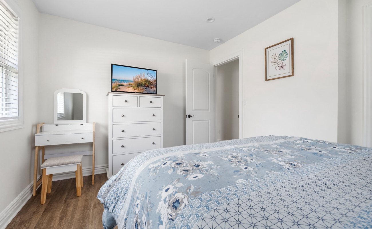 Bed made, mirror rBed made, mirror ready, drawers prepped for vacation looks. Who’s moving in?