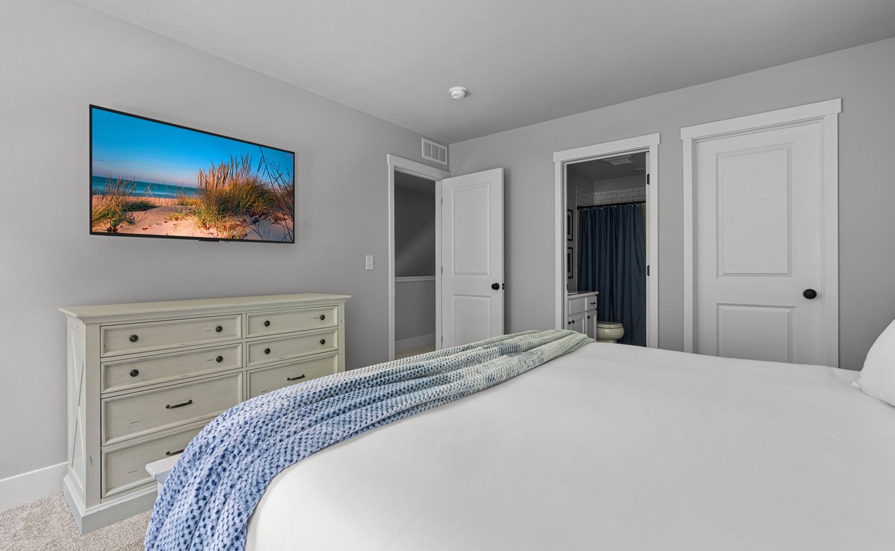 Ready for a Netflix binge or a cozy nap—this bedroom's got me covered!