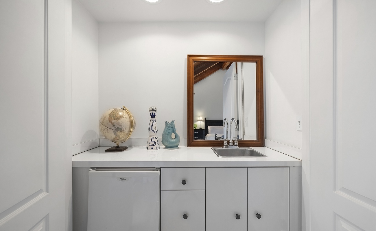 Prepare evening drinks at the wet bar and linger as the night slows down.