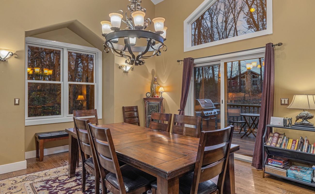 Dining with a view? Yes, please! Let’s make some memories around this table!