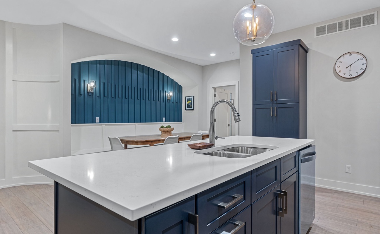 When the kitchen’s this stylish, even washing dishes feels fancy.