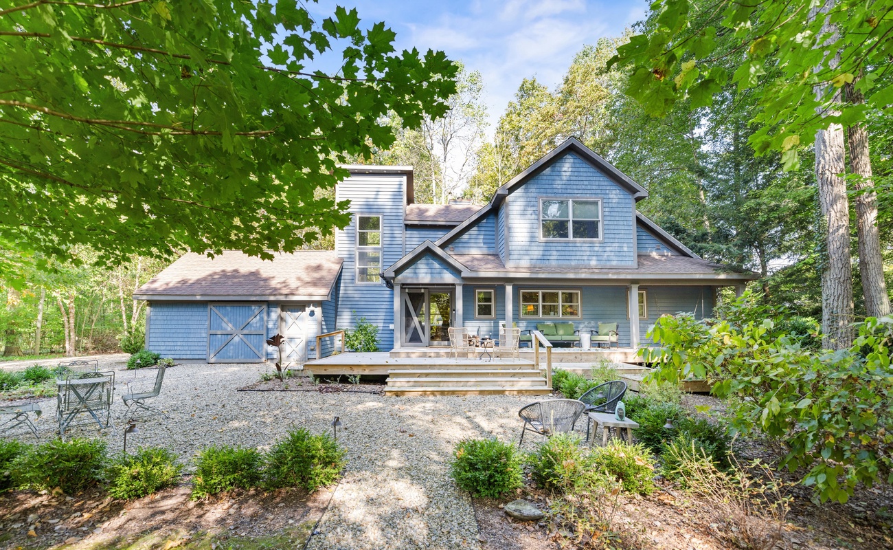 Blue never looked so inviting—welcome to the Blue Beech Cottage!