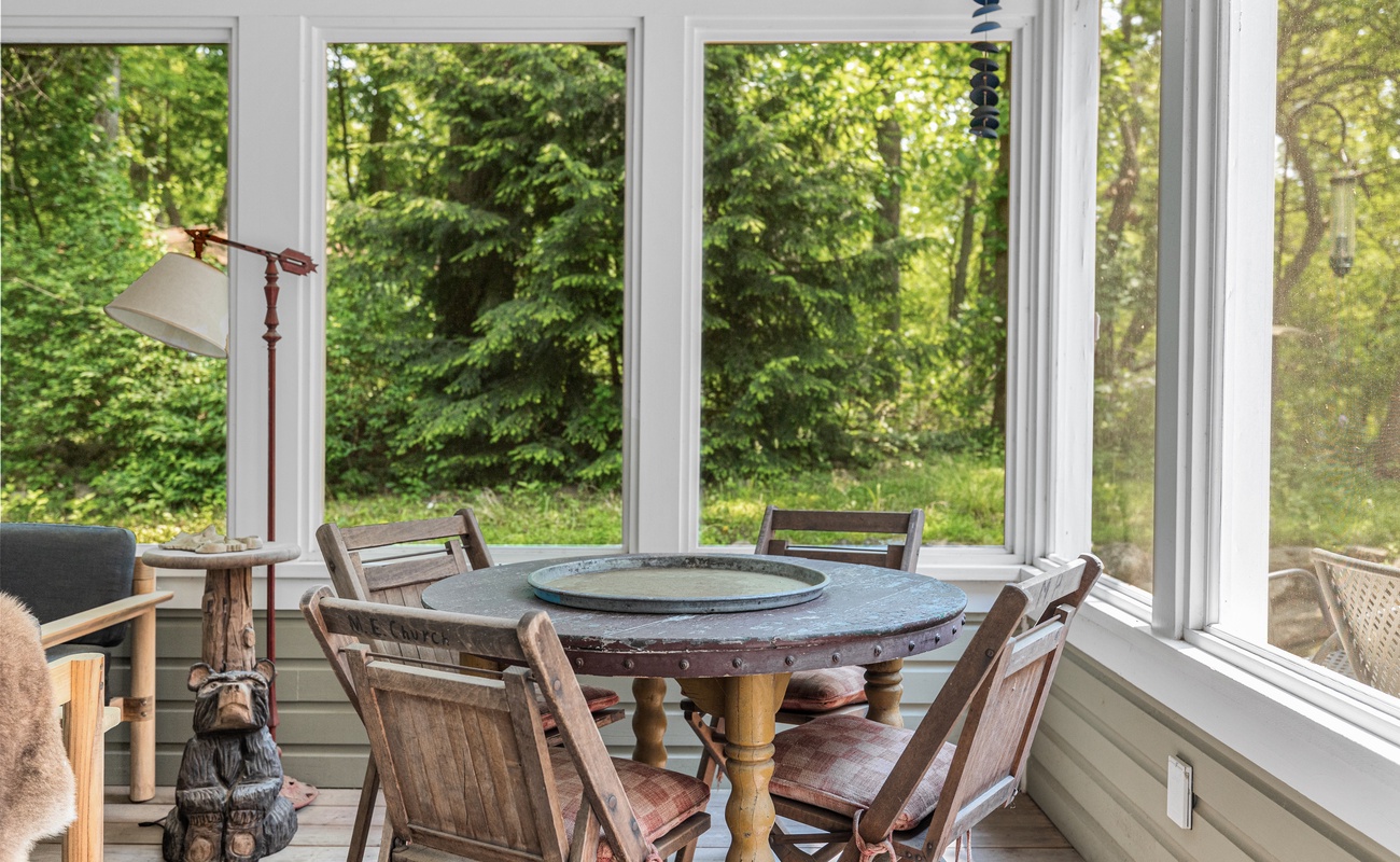Game night, nature views, and vintage charm all in one.