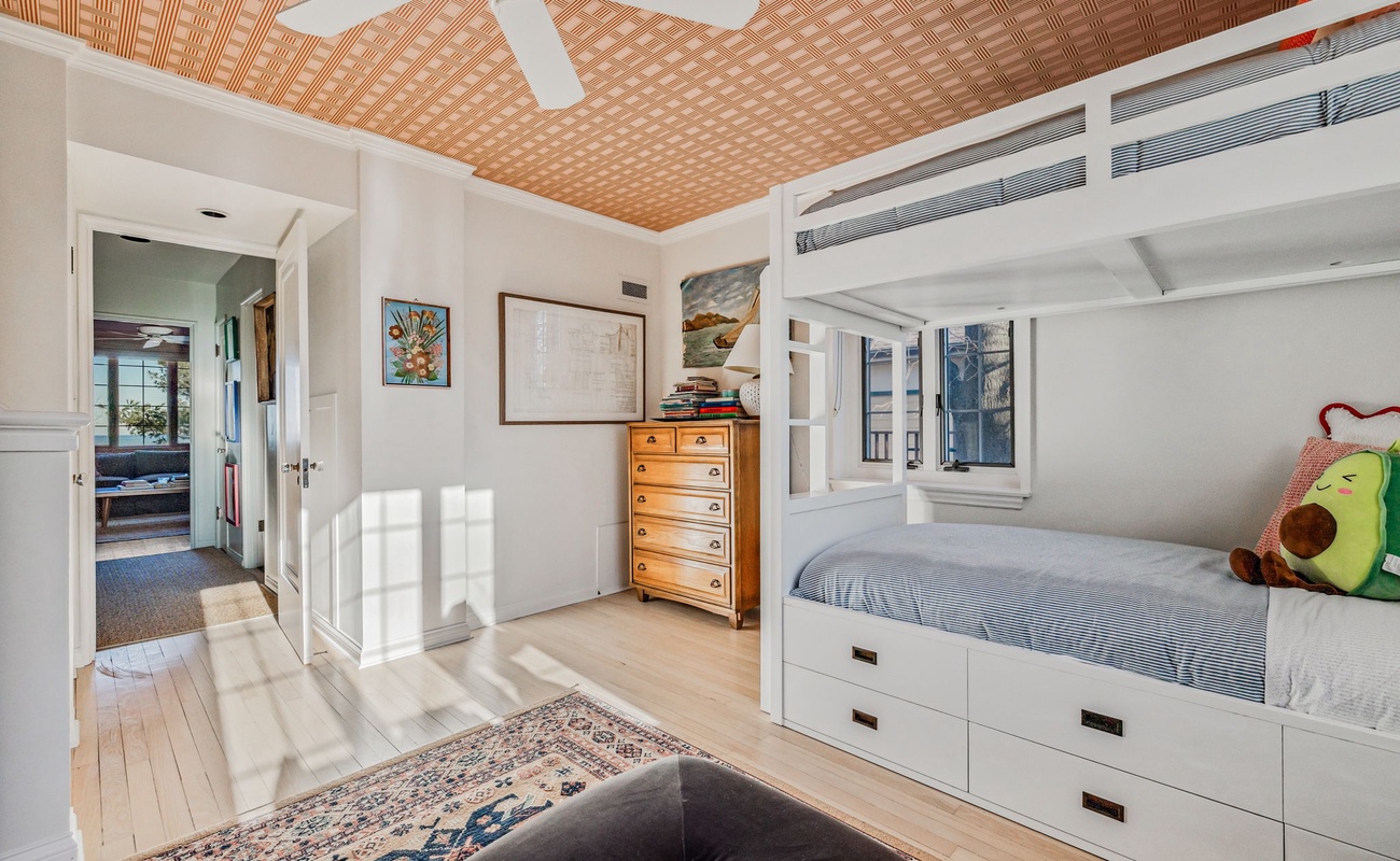 Sunlit mornings, starry ceiling dreams, and a room that’s just begging for bedtime giggles.