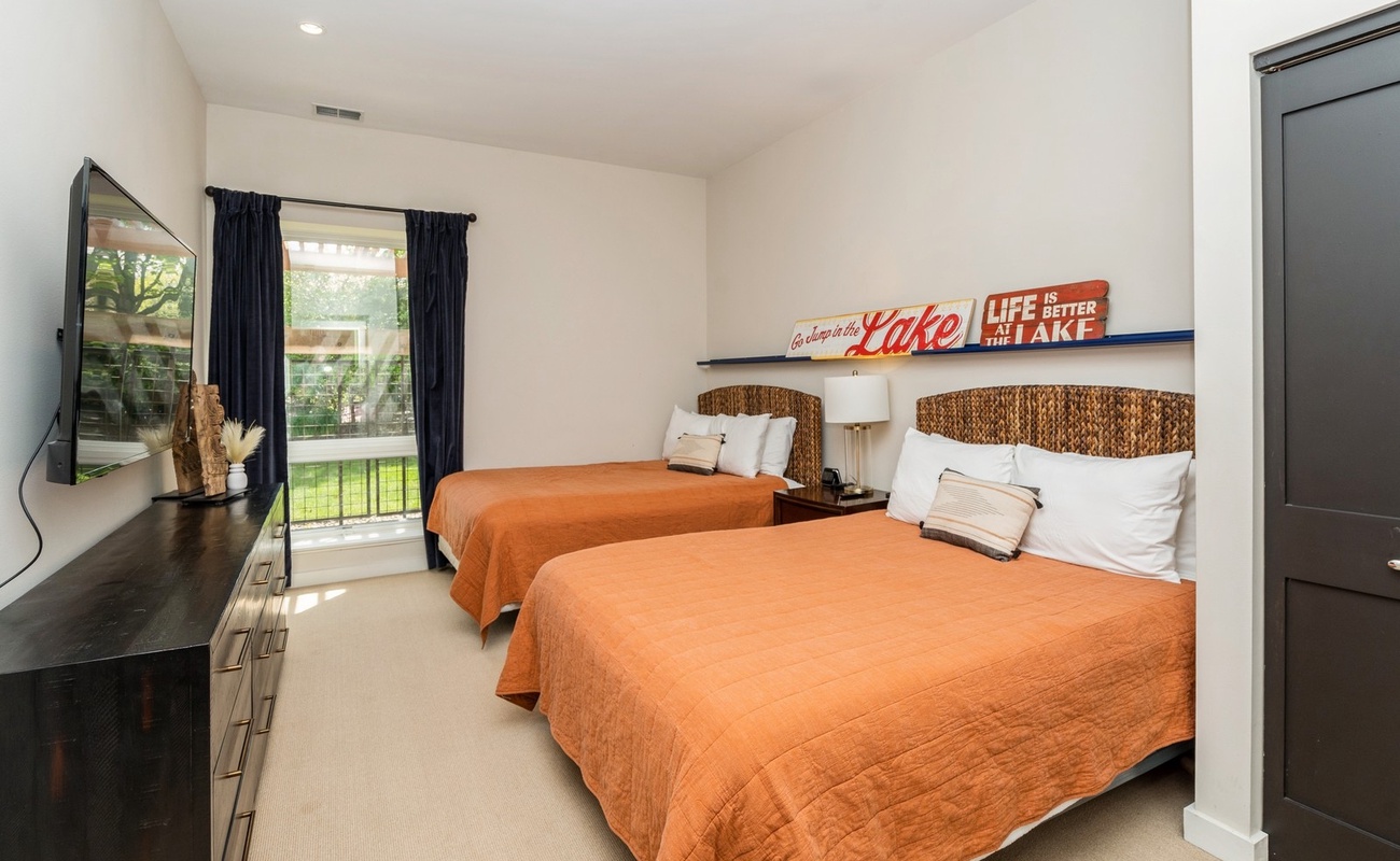 Bedroom 2 has 2 queen-size beds.