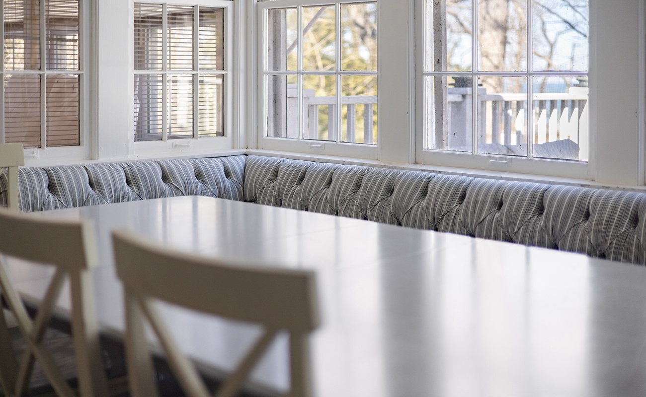 Can you see the kiddos here at the banquette, enjoying breakfast?