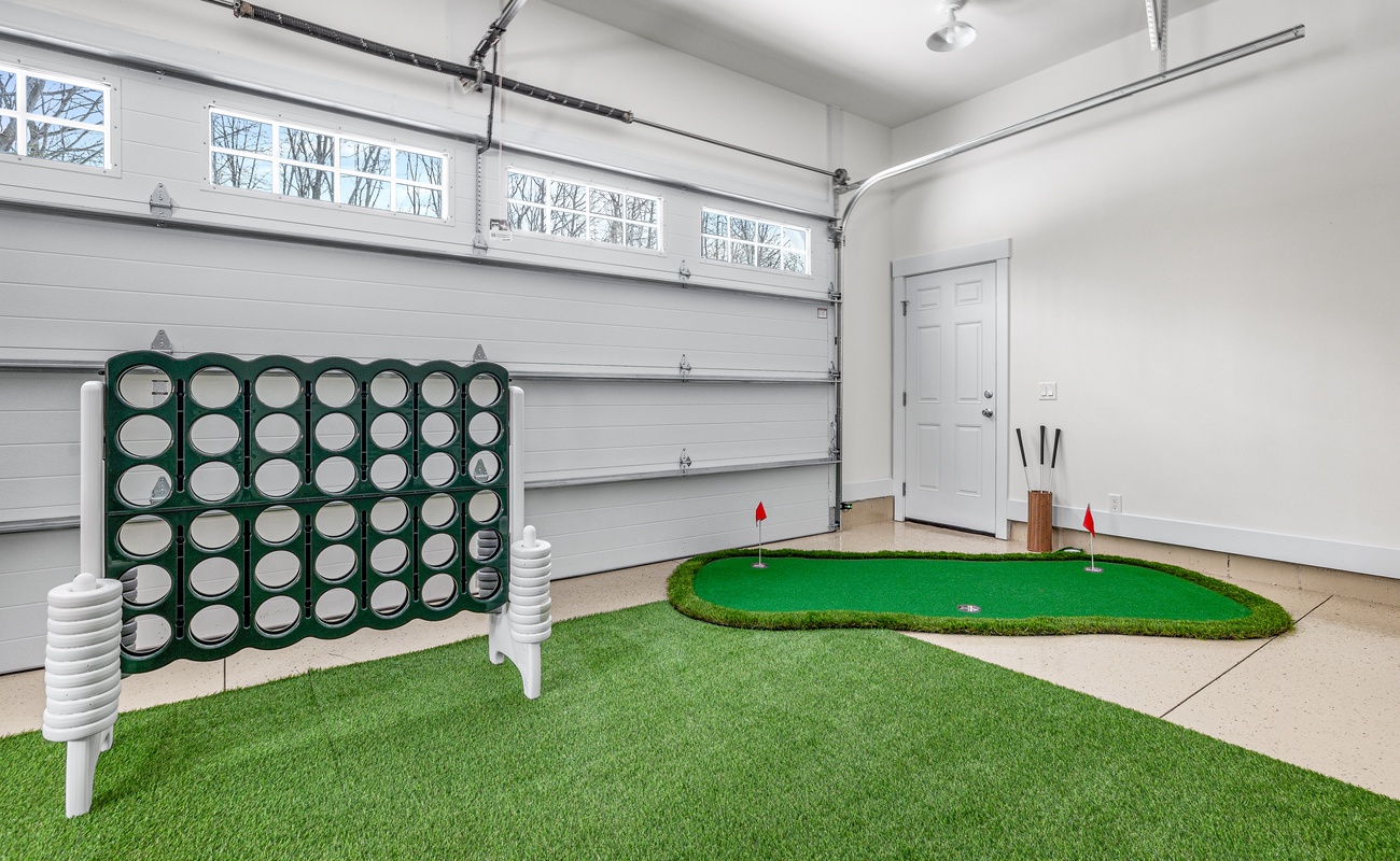 Indoor golf + oversized board games = a guaranteed good time! Who’s in?
