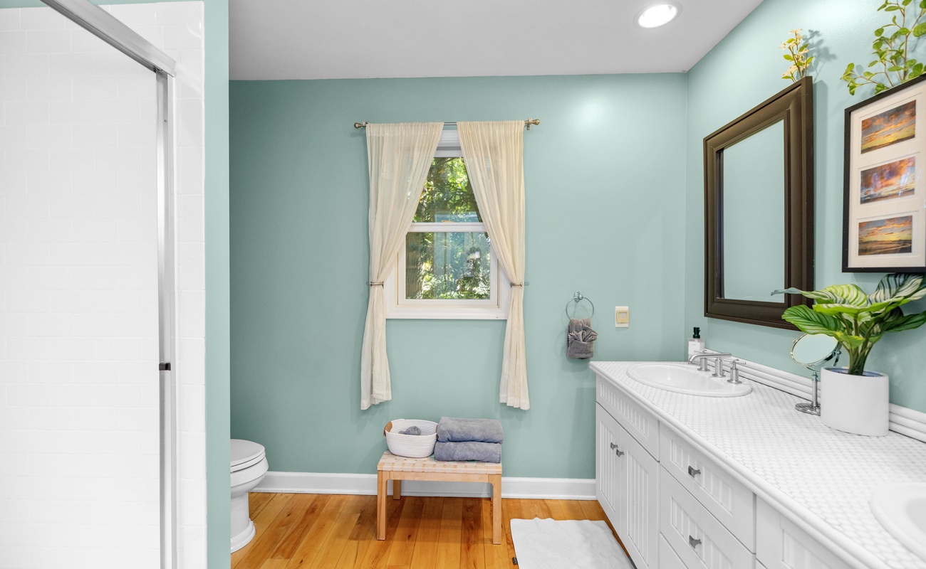 This bathroom is so relaxing, even your worries take a deep breath!