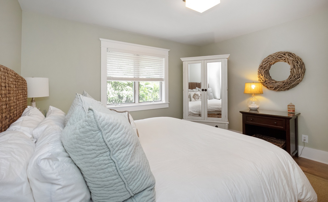 Your guests will enjoy the appealing mix of the timeless and modern decor here.