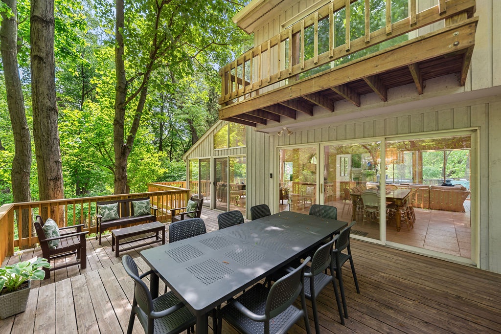 Al fresco feasts with forest views and fresh air.