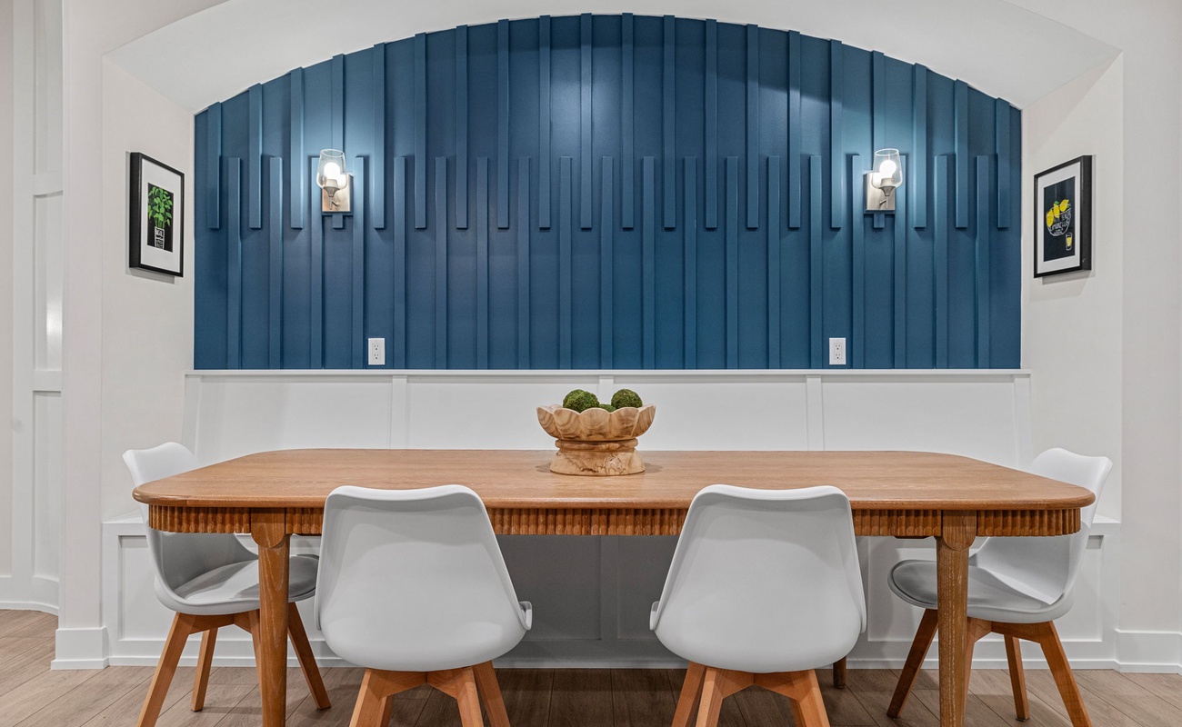 Sit, eat, repeat—because this dining setup steals the show.