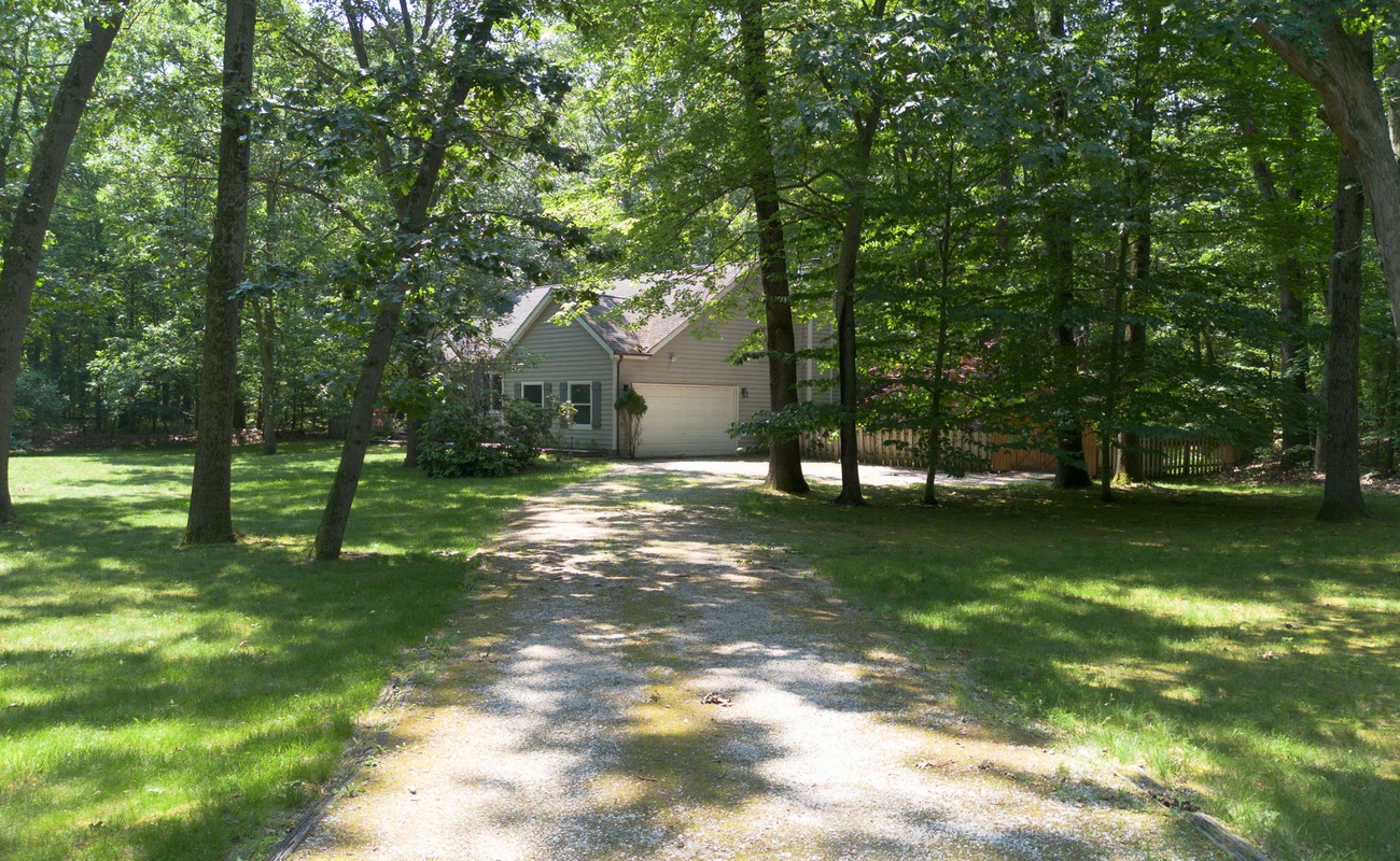 The driveway can comfortably park up to 6 vehicles.