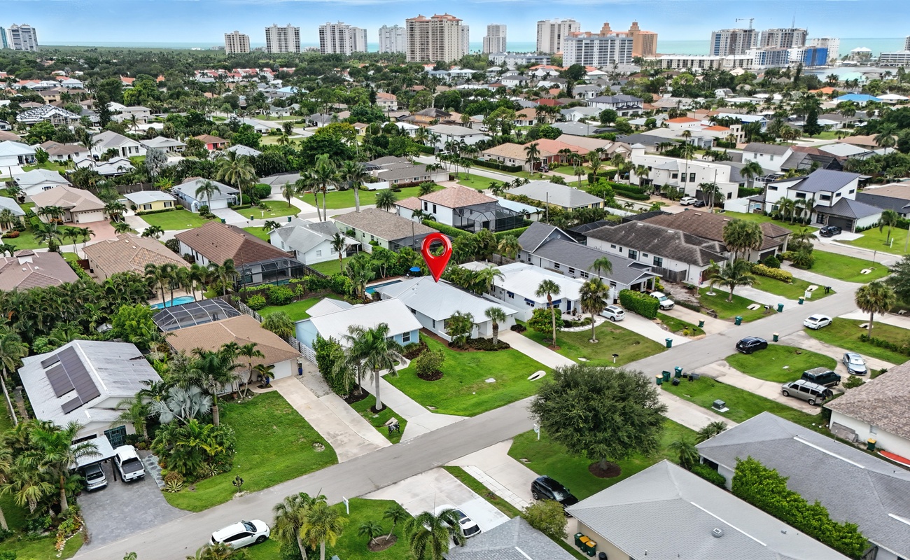 Prime Naples setting - close to beach & conveniences.