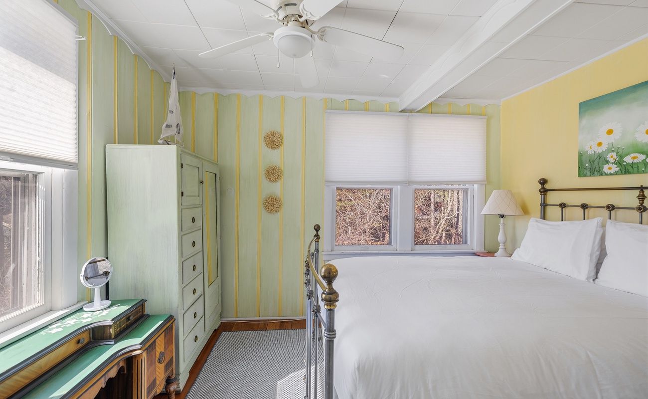 Wake to cheerful cottage mornings in this vintage-inspired bedroom.