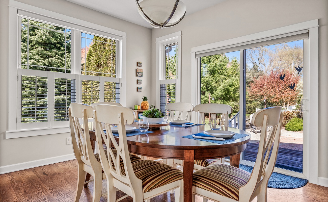 Bright bites and happy chatter. This is where good days begin.