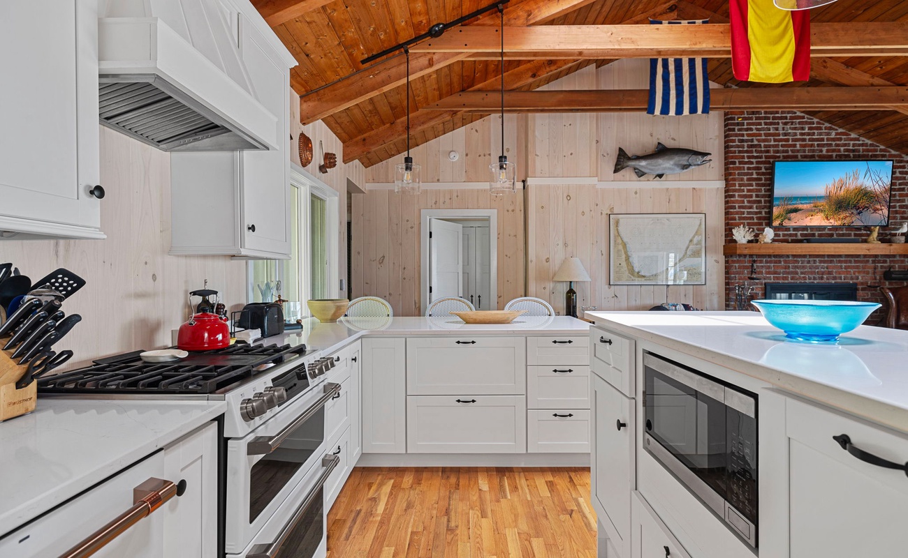 Exquisite wood floors + vaulted ceilings add a richness to the vacay experience.