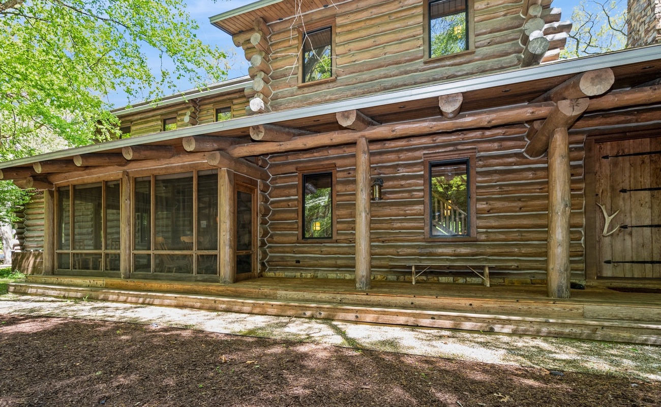 Timeless log design from Booth Hanson of Chicago.