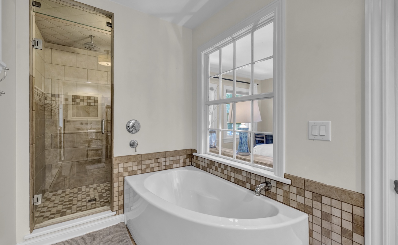 A serene primary for steamy showers and evening soaks.