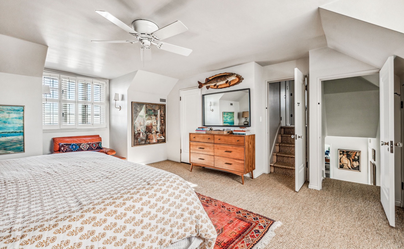 Part art gallery, part nap zone, and 100% comfy—this room is serving quirky charm on a silver platter.