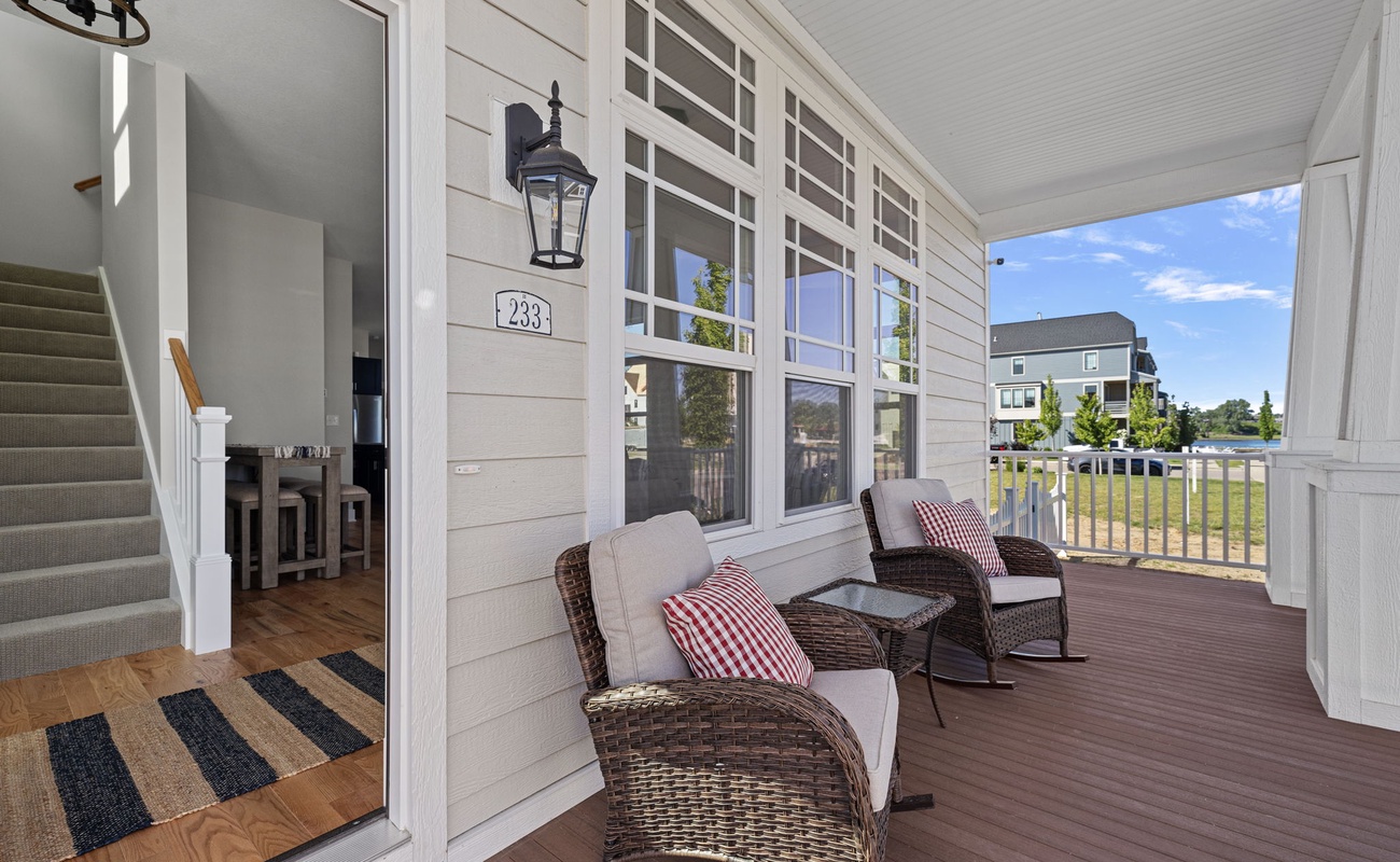 Entre vous! Step inside a super-classy home, oh-so-close to the harbor + beach.