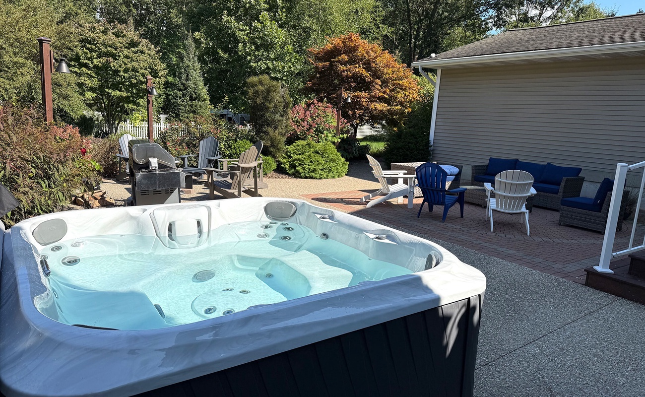 Your perfect gathering spot: hot tub, firepit & lounge.