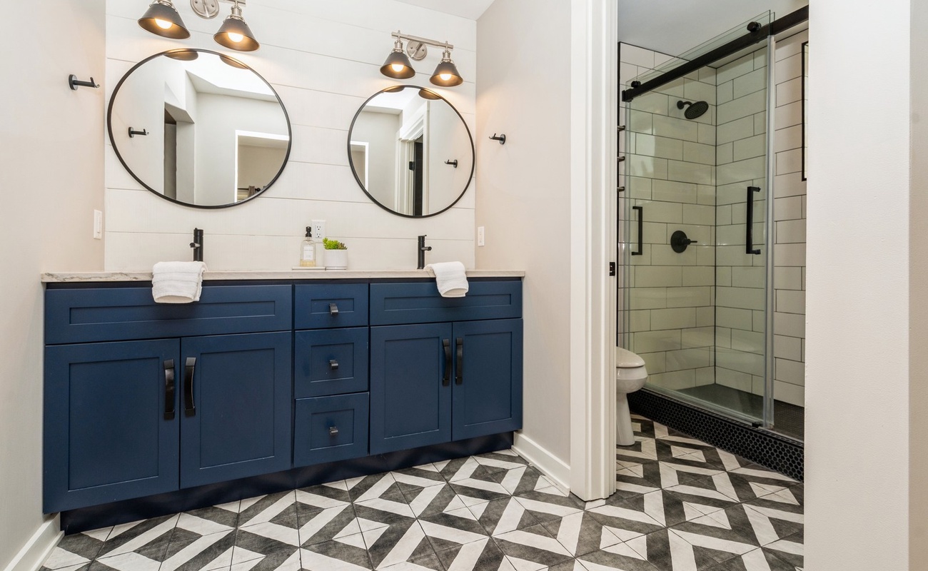 The floor’s got flair and the shower’s got soul!