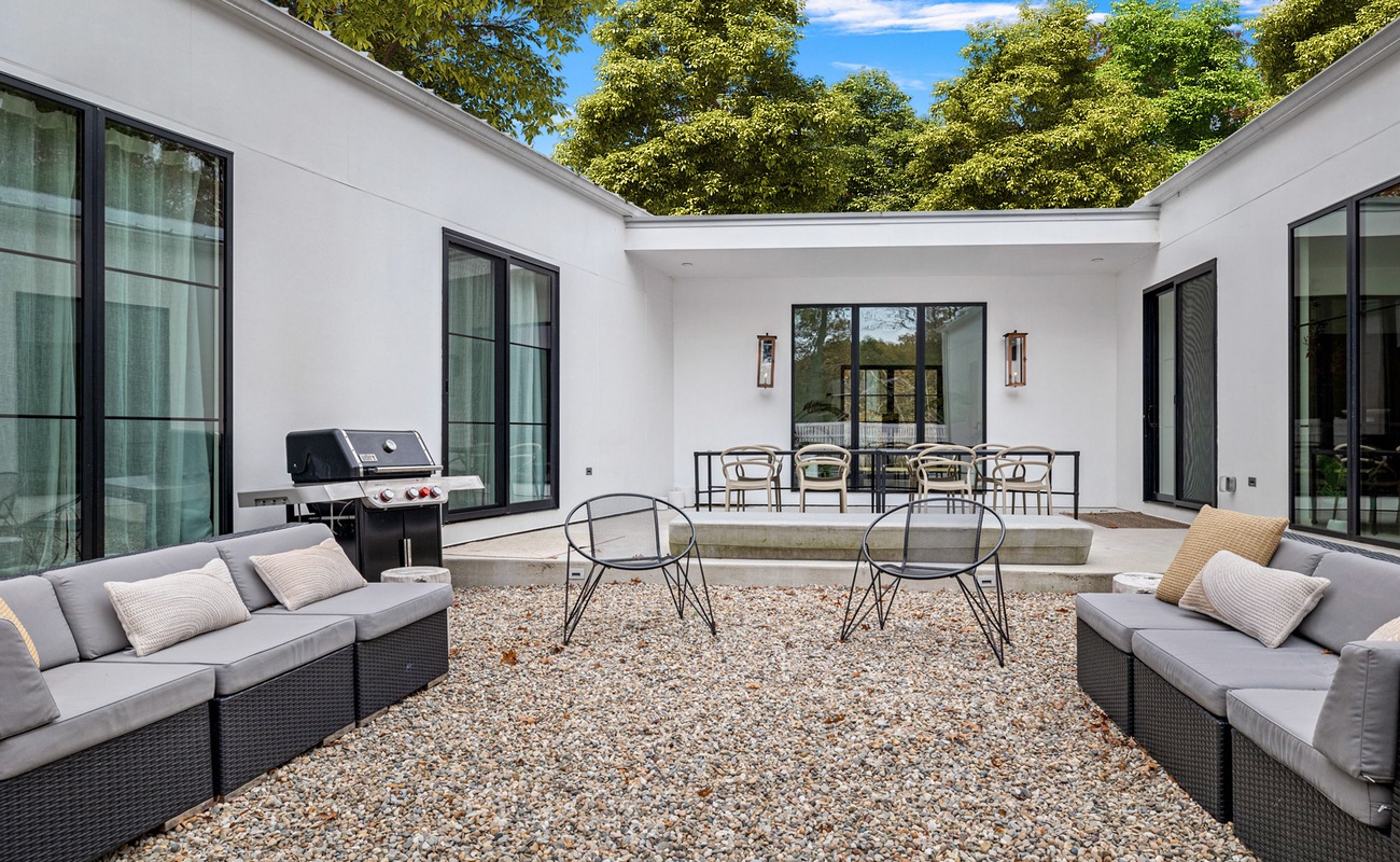 Dinner al fresco and conversations under the stars? Yes, please!