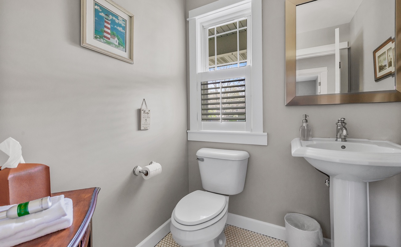 A charming bonus bath that keeps the family flow stress-free.