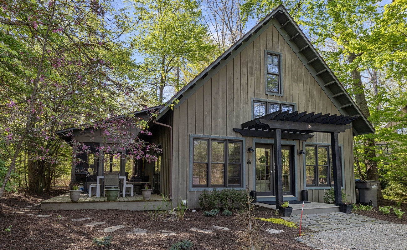 This vacay property could easily be called Beauty in the Woods. Yes? Thought so.