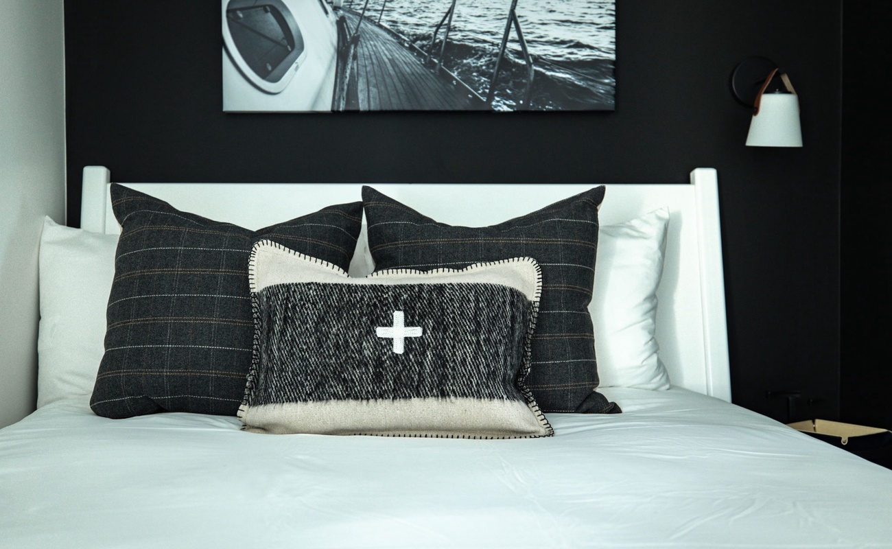When your pillows are as stylish as your art—this bed knows how to make a statement.