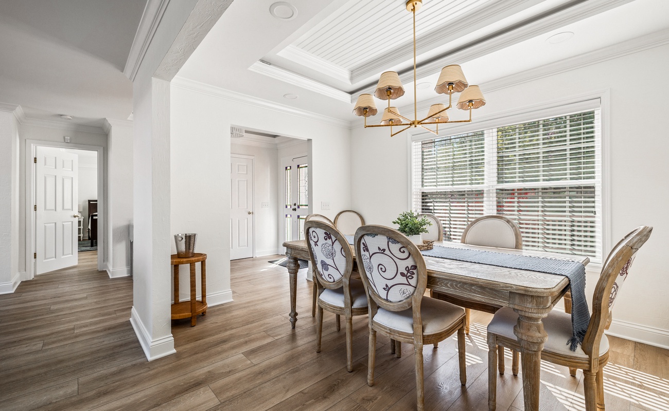 Chic and sunlit—your dream dining backdrop for every occasion.