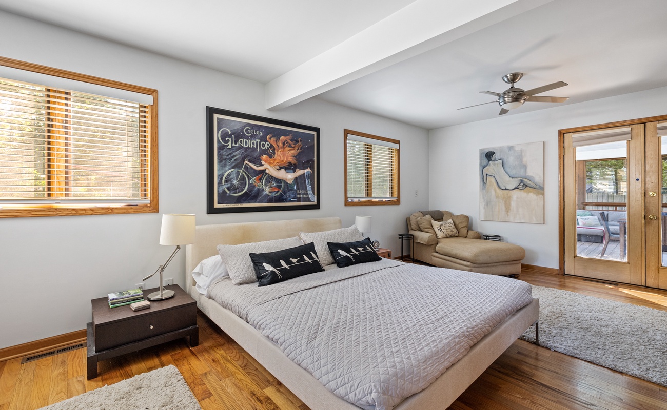 You won't run out of areas to relax in this room.