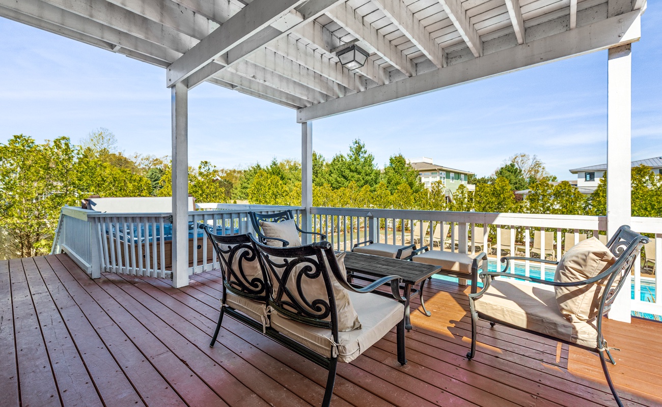 This upper deck brings together comfort, privacy, and postcard-worthy views.