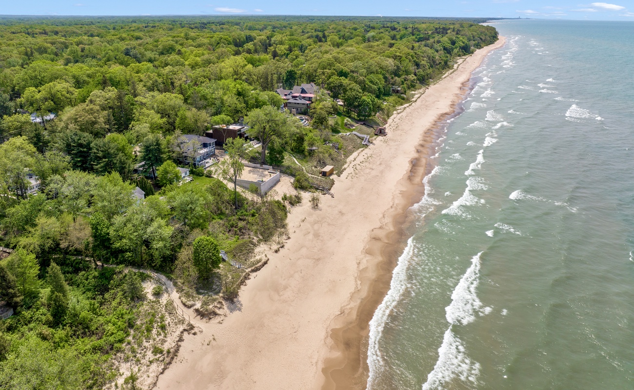 The Luna Gowdy private beach is just a few minutes’ walk.