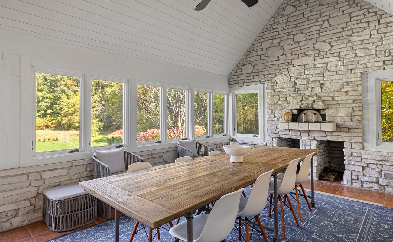 Dining with nature all around—because every meal deserves a view like this.