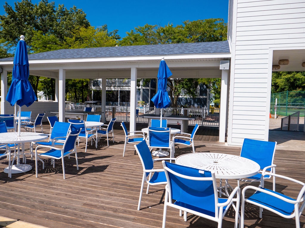 A relaxed hangout at Beachwalk's common area.