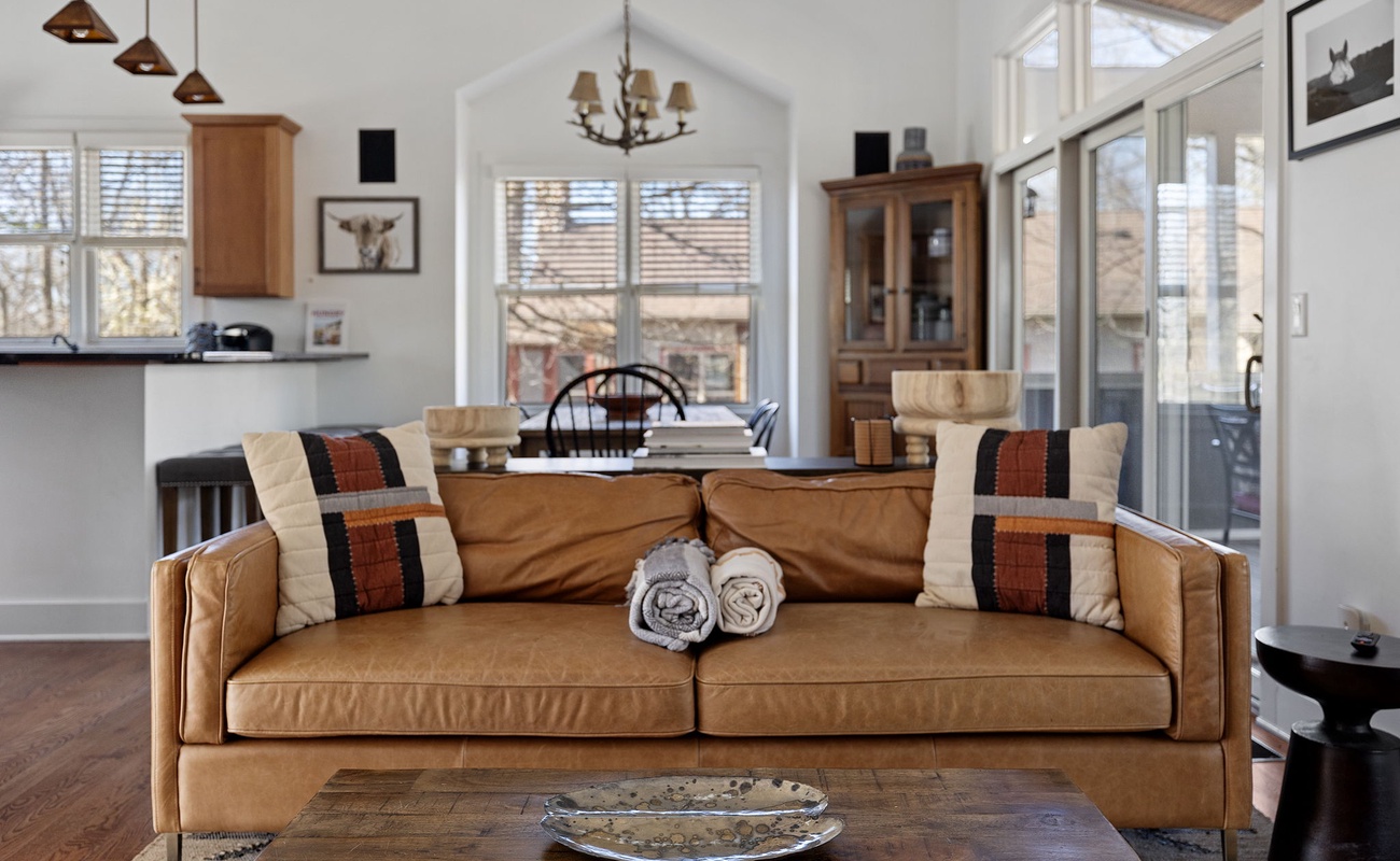 Gorgeous furnishings and hand-selected decor are in abundant supply. Oh, yeah!