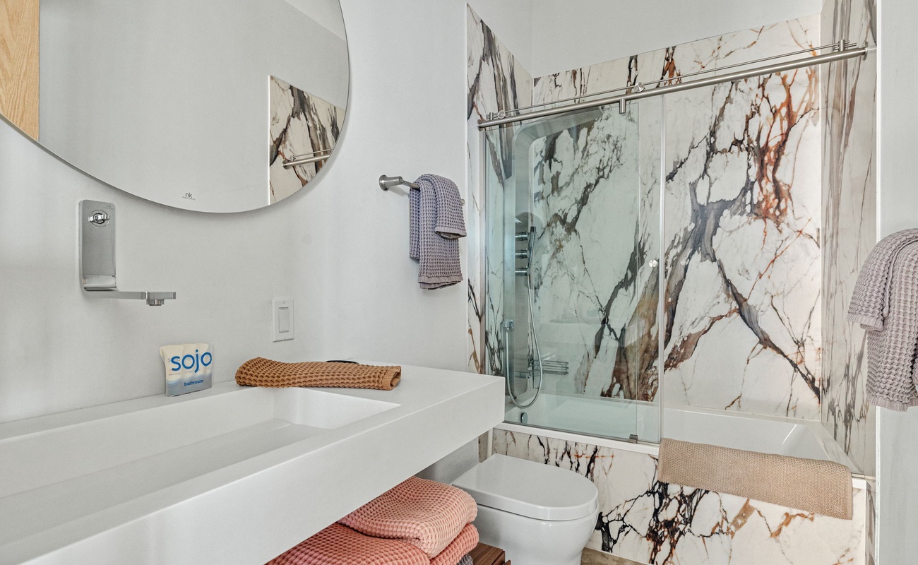 Where clean lines meet luxurious design—this bathroom knows how to impress.