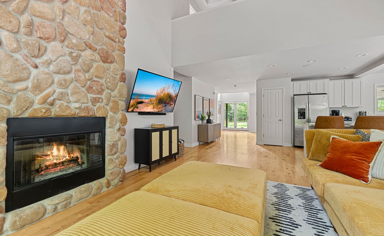 Sunday chill mode: Activated. Fireplace on, TV ready, and comfort at max level