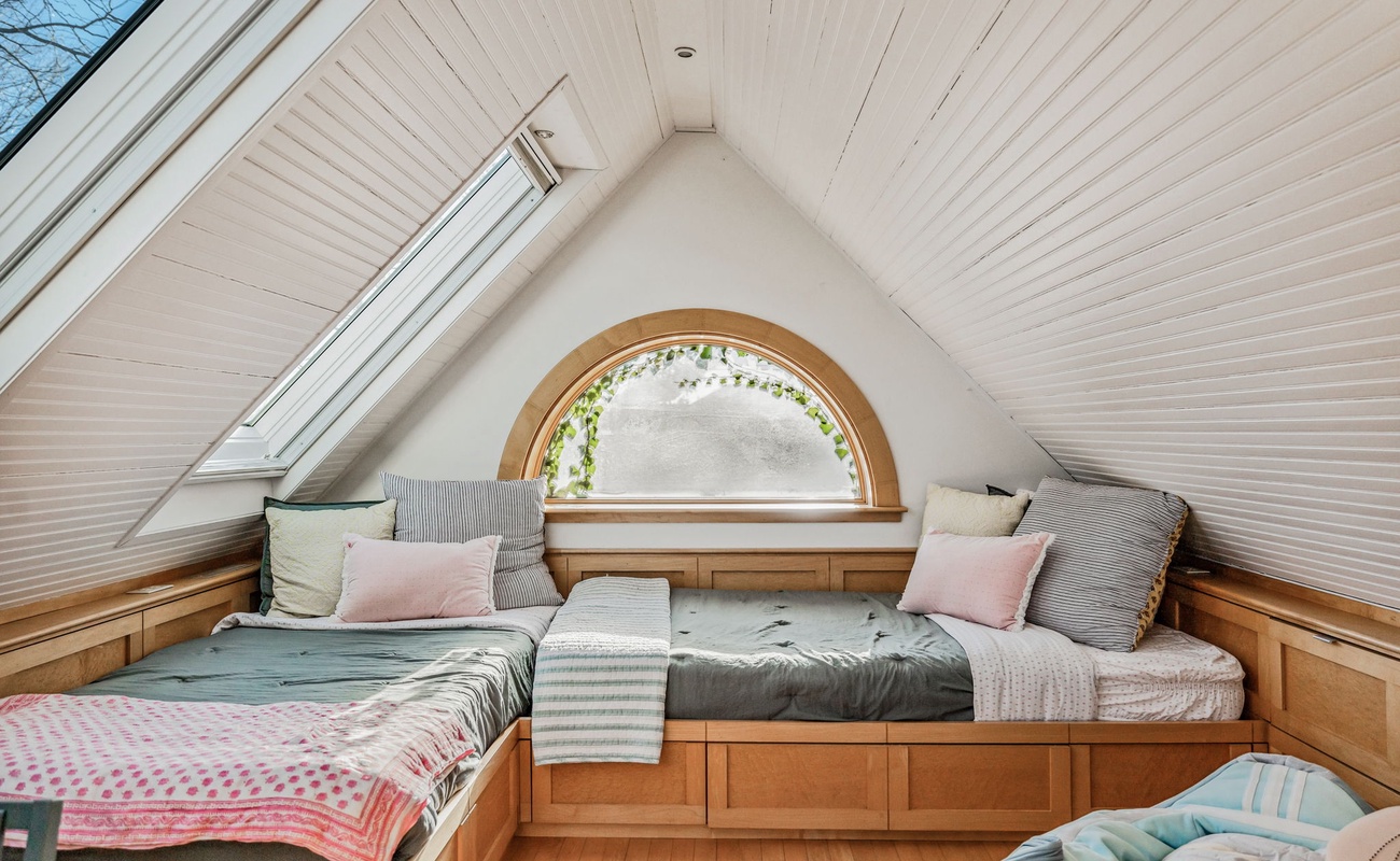 Bedroom 3 is on the top level & has 2 twin-size beds.