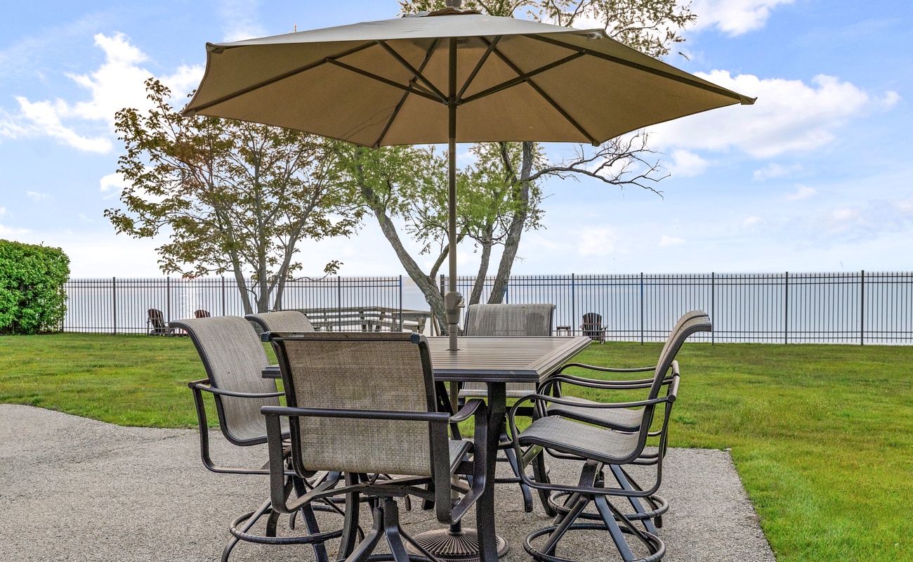 Dine al fresco with panoramic lake views and fresh breezes.